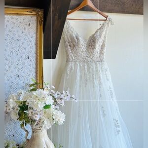 Beautiful Maggie Sottero “Natalie” Wedding Gown Dress
Size 2 4 6